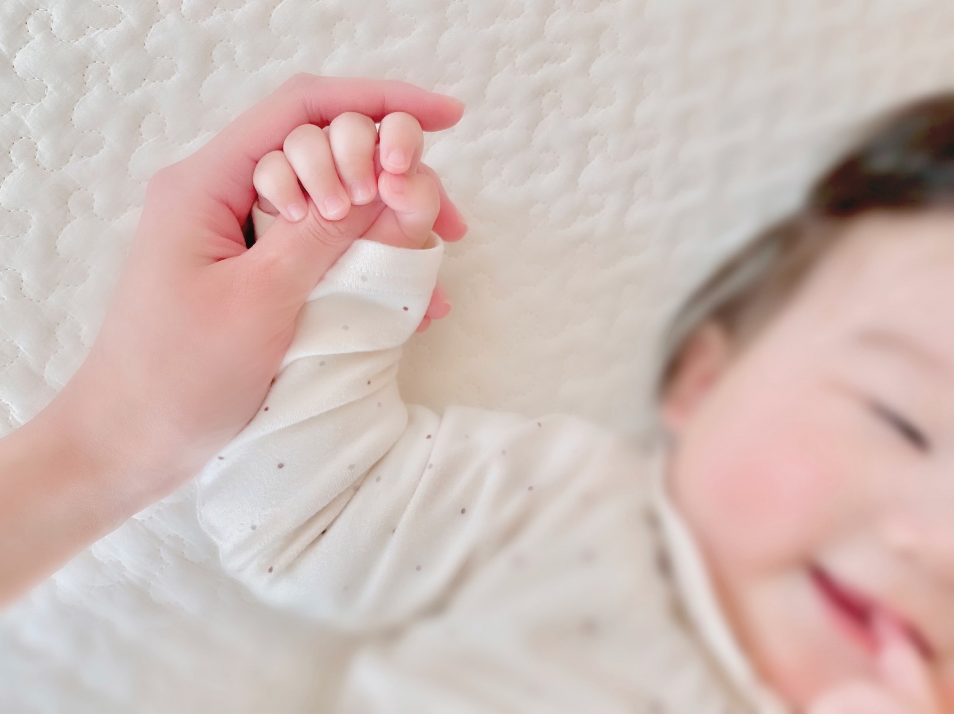 くれよんで過ごす親子の様子